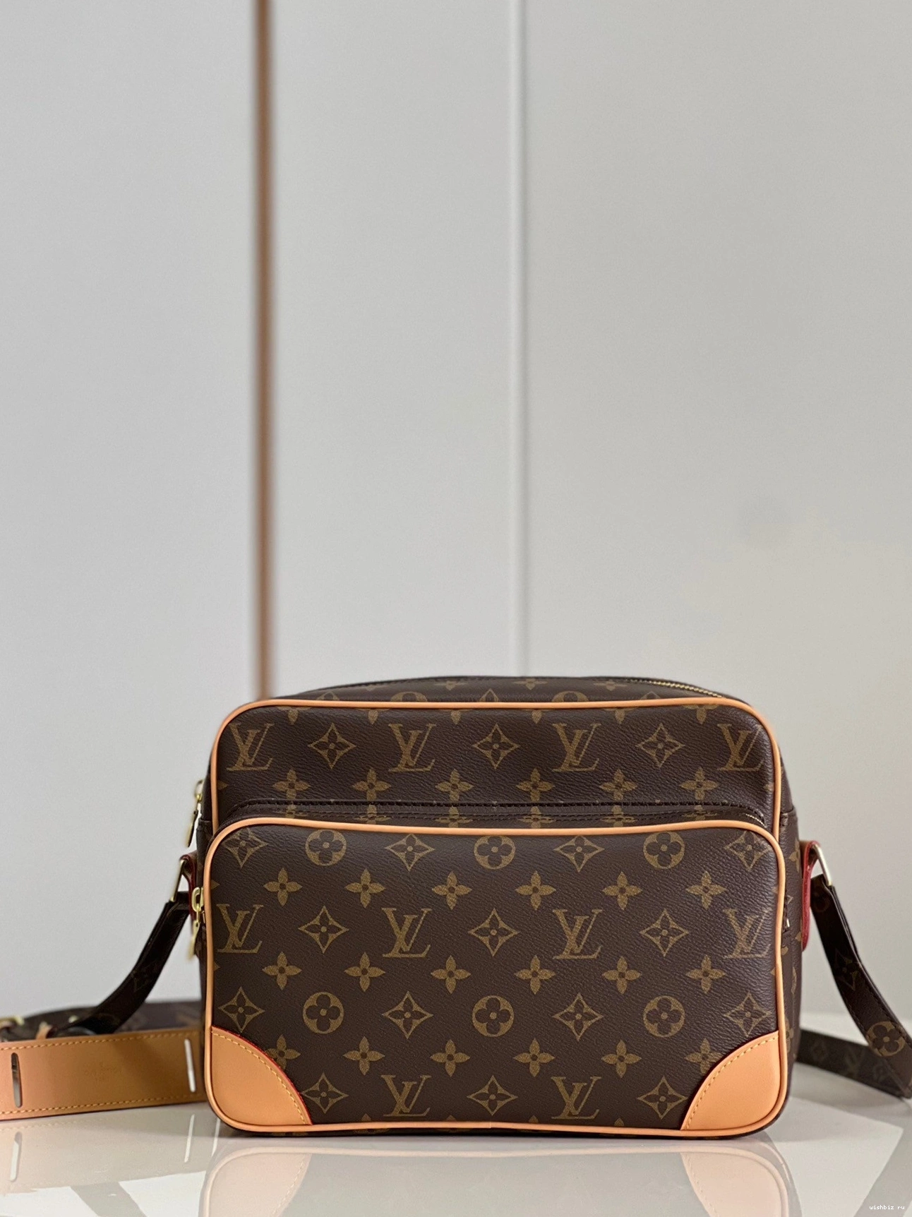 WIS VUITTON LOUIS MESSENGER 1006